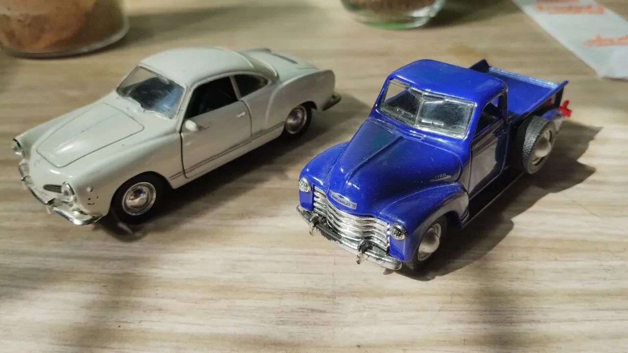 Duas Miniaturas Inclusas, carrinhos em bom estado!