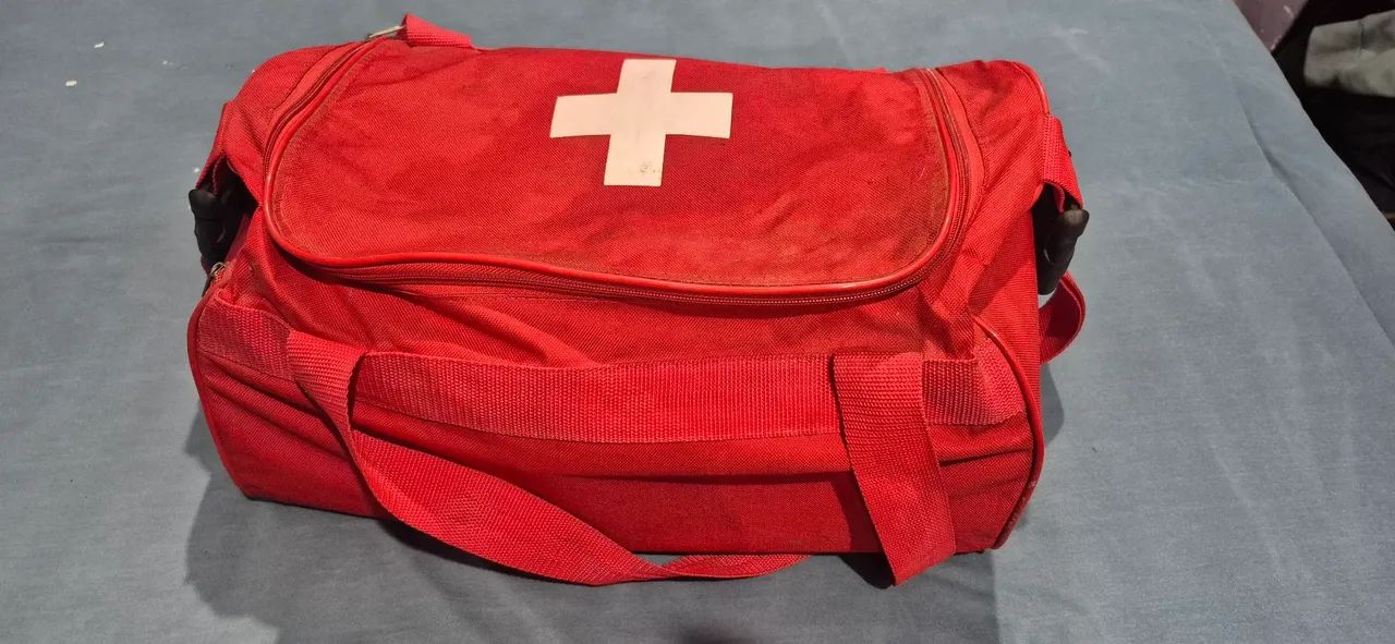 Bolsa de primeira socorros com várias Talas de diversos tamanhos