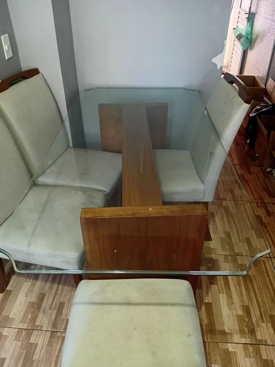 Mesa de vidro, com madeira maciça, com 6 cadeiras. - Foto 5