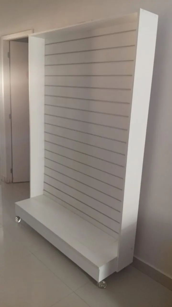 Expositor MDF canaletado 