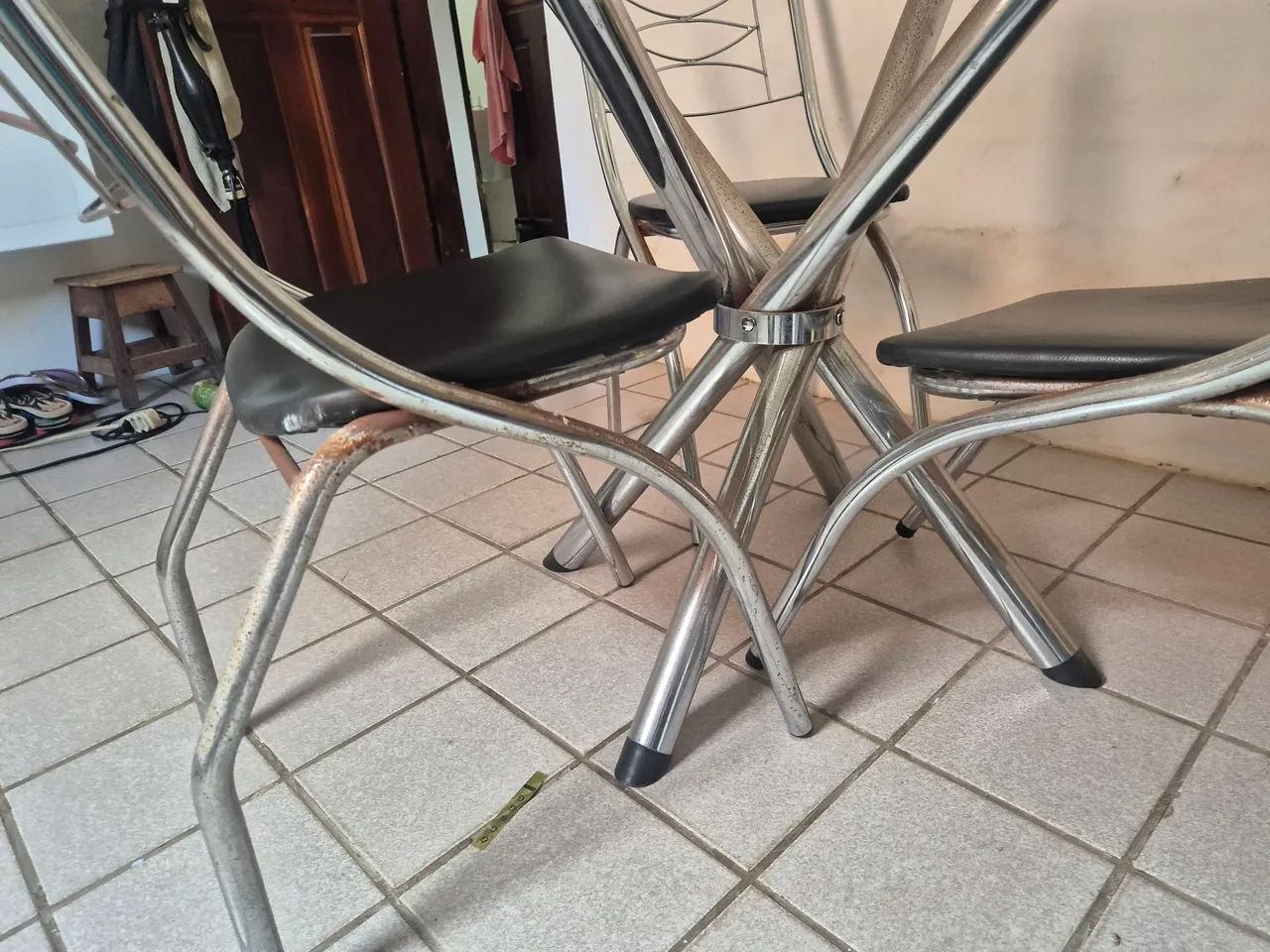 Mesa de vidro com 3 cadeiras  - Foto 4