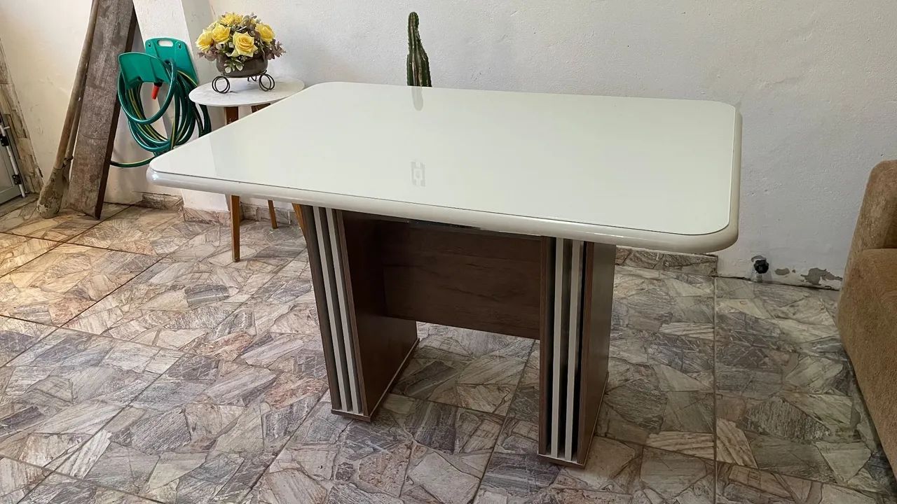Vendo Mesa de jantar super conservada 