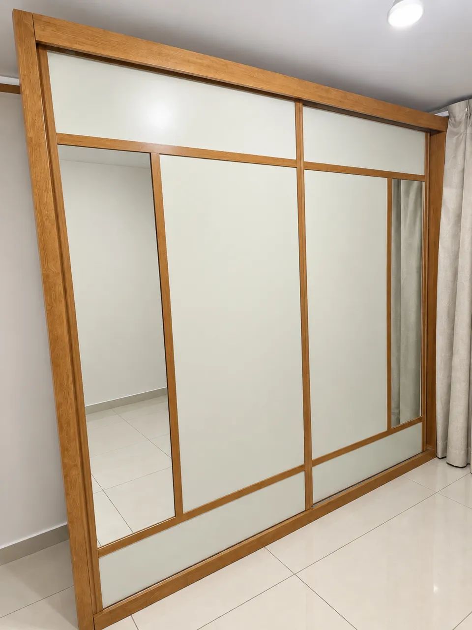 Guarda-roupa grande com portas de correr, espelhos e gavetas de casal - Foto 2