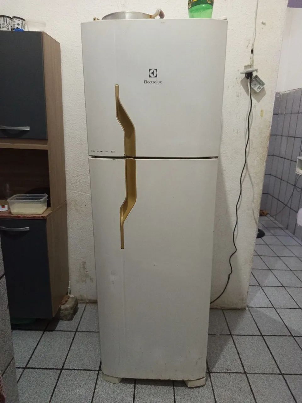 Vendo geladeira funcionando perfeitamente.