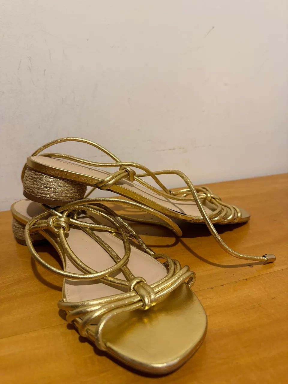 Sandália dourada Arezzo 39