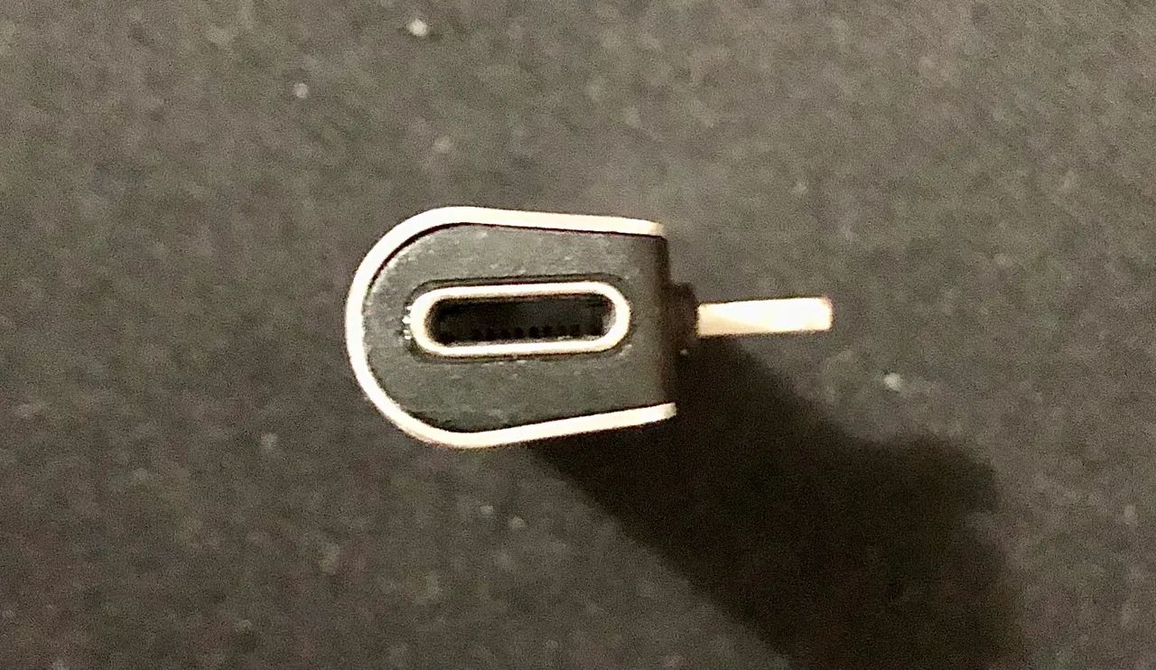 Adaptador Lehmox 2 em 1 - Lightning para P2 (Fone) e Lightning (Carga) - Foto 2