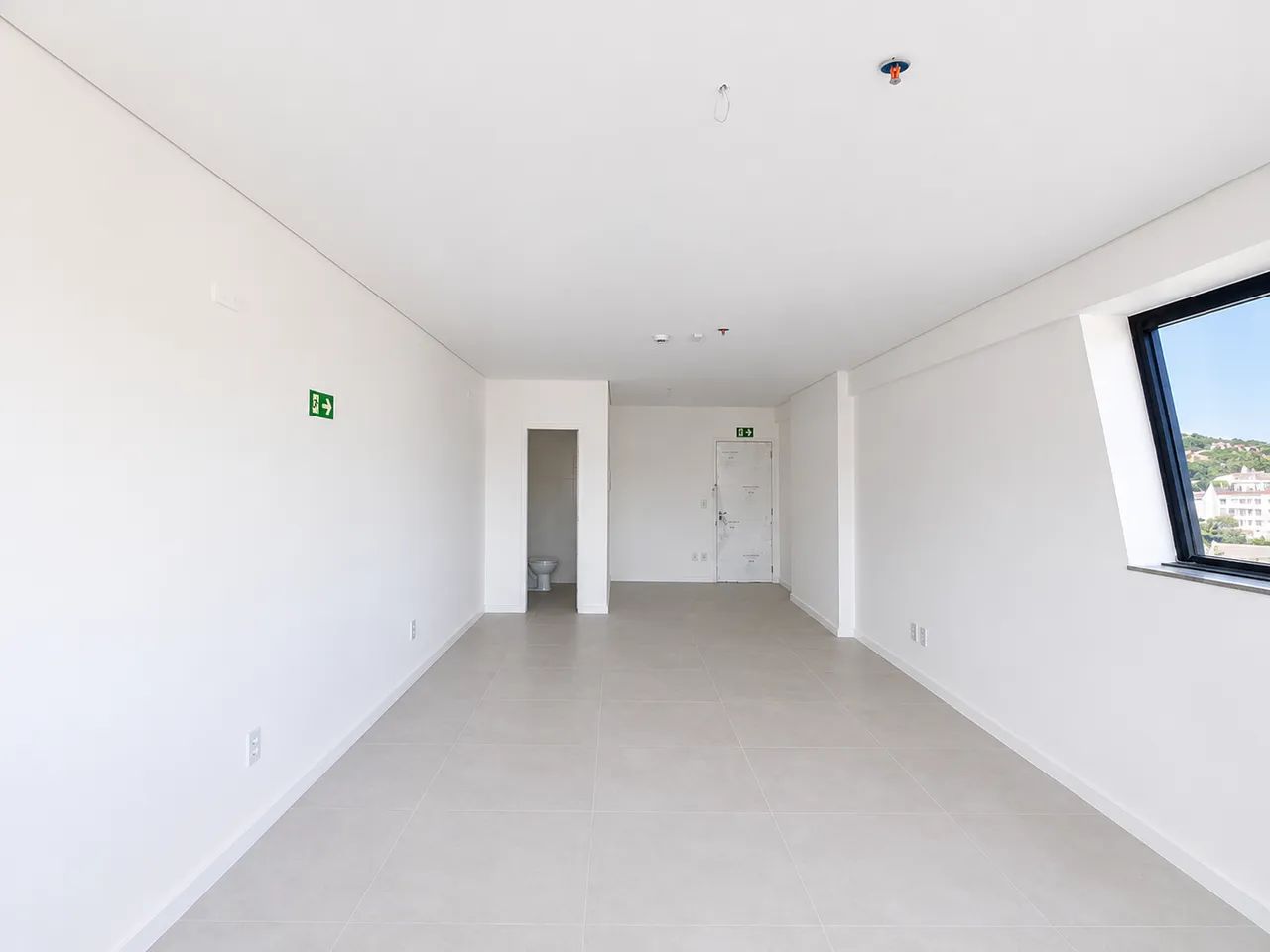 Locação - Sala comercial no Grand Tower com aproximadamente 56m² no Centro da cidade - Foto 5