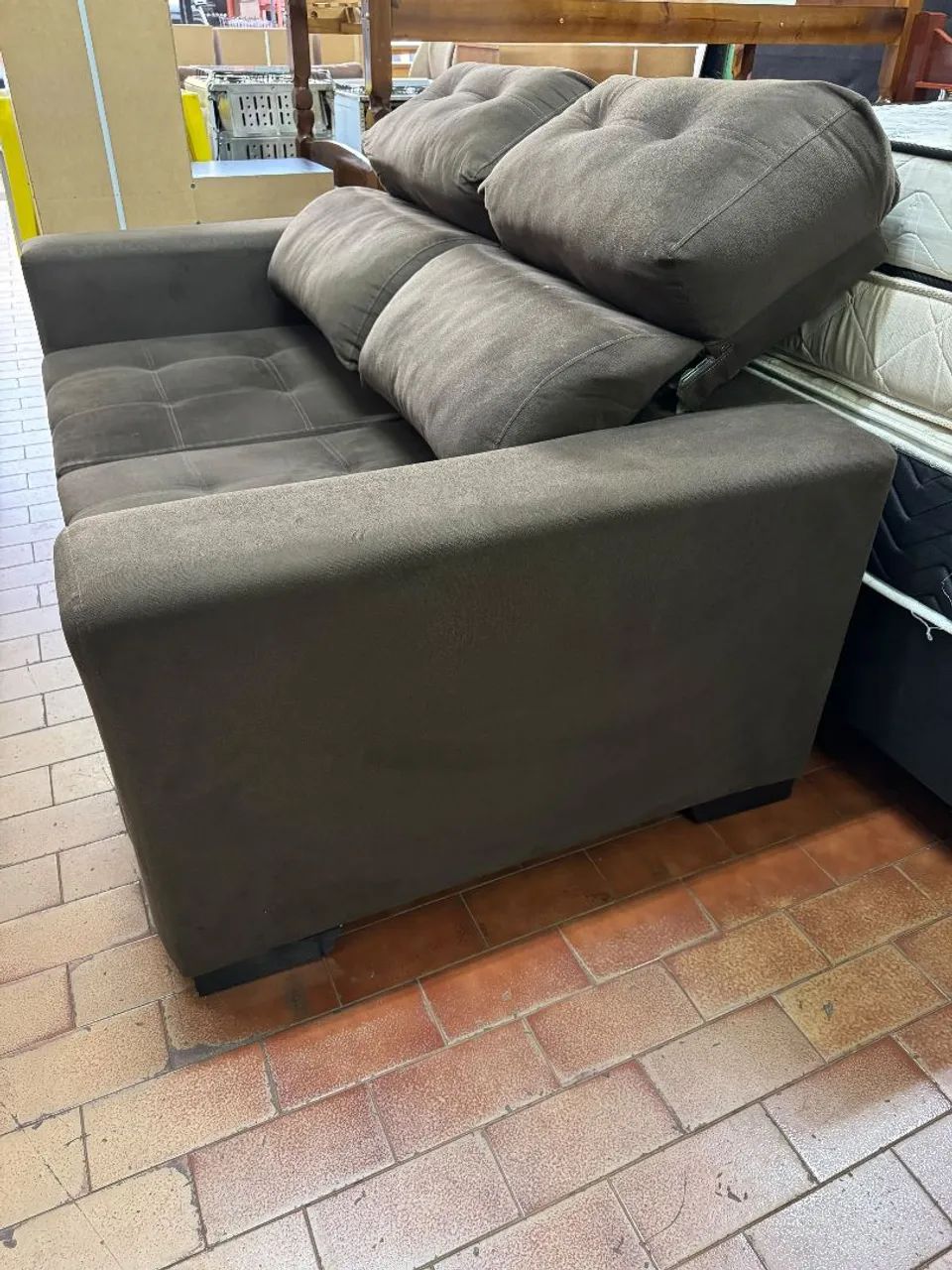 Vendo sofá retrátil e reclinável marrom  - Foto 4