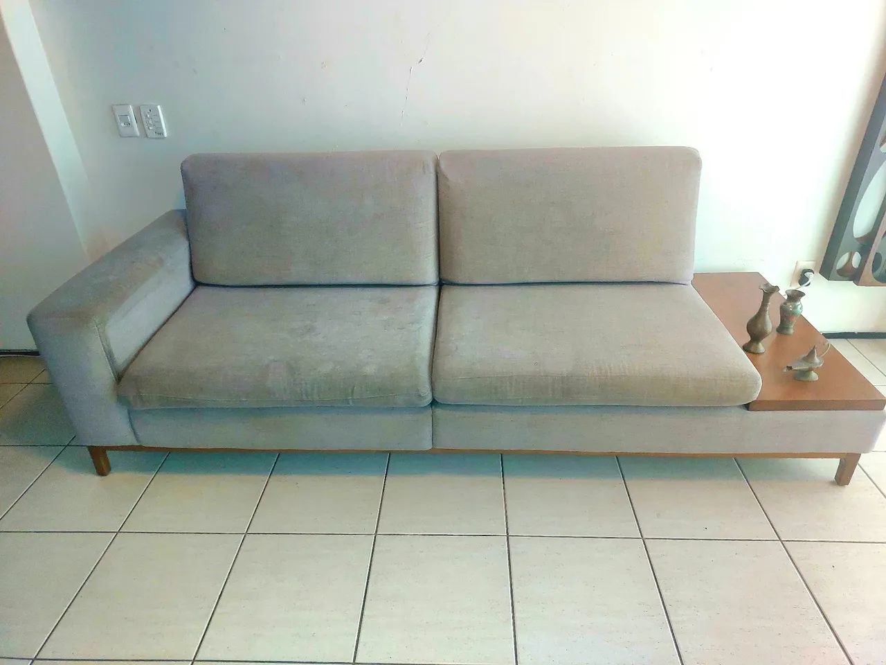 SOFÁ EM LINHO 3 LUGARES COM MESA LATERAL EM MADEIRA(MARCA JACAÚNA)