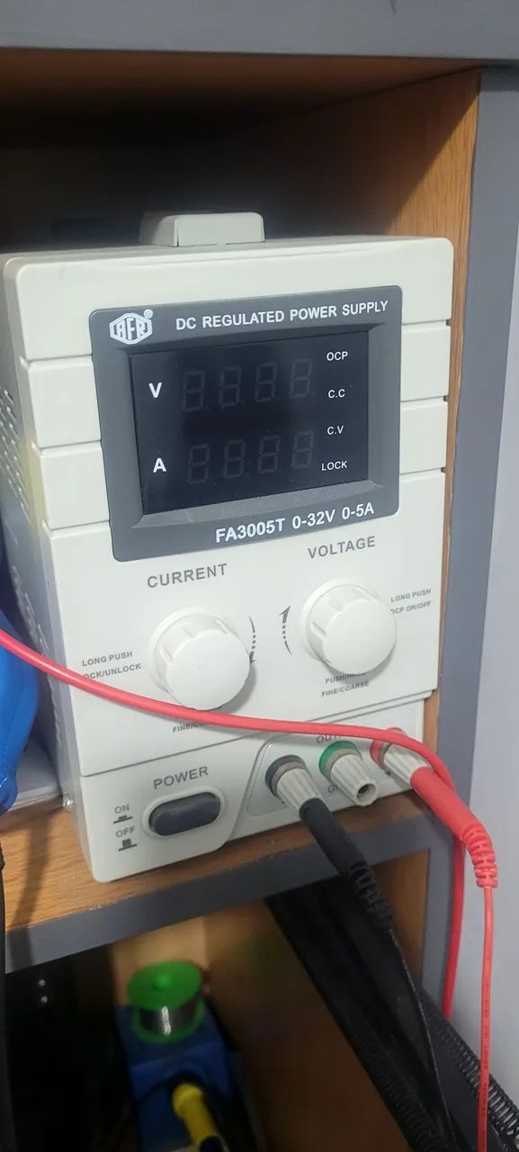 Fonte de alimentação de bancada assimétrica AFR FA3005T Seminova  - Foto 3