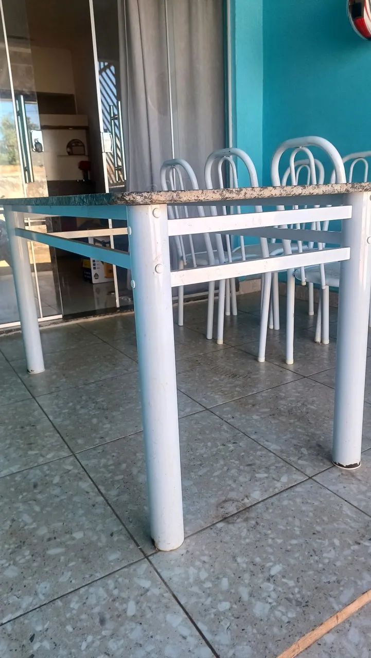 Vendo jogo de mesa com 6 cadeiras tampo em mármore  - Foto 3
