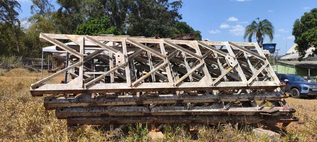 Vendo 02 (duas) estruturas metálicas treliçadas de grande porte