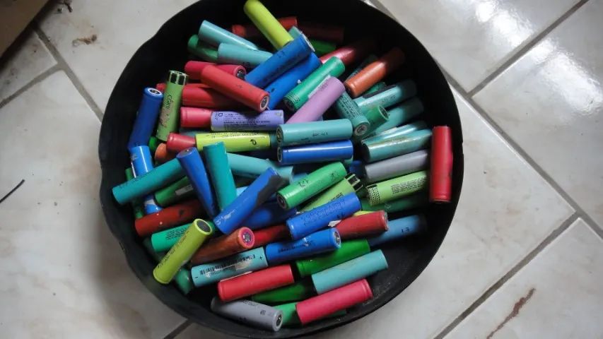 Lote com 100 células 18650 