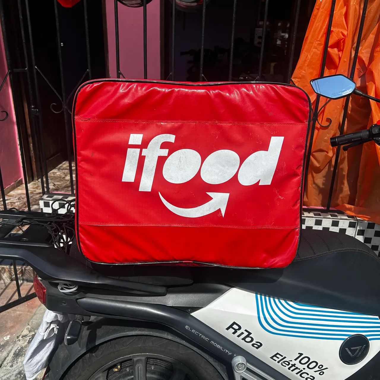 Vende se 2 sofás ( 2 e 3 lugares) e uma bag de entregador  - Foto 3