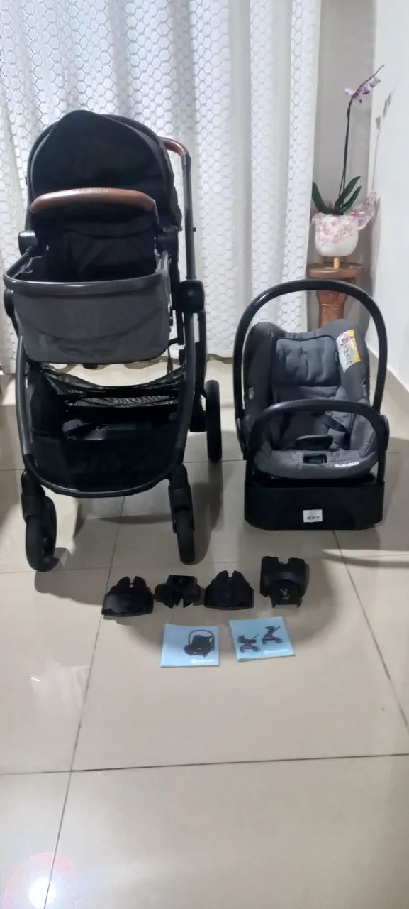 Carrinho de bebê Maxi-Cosi completo com bebê conforto 