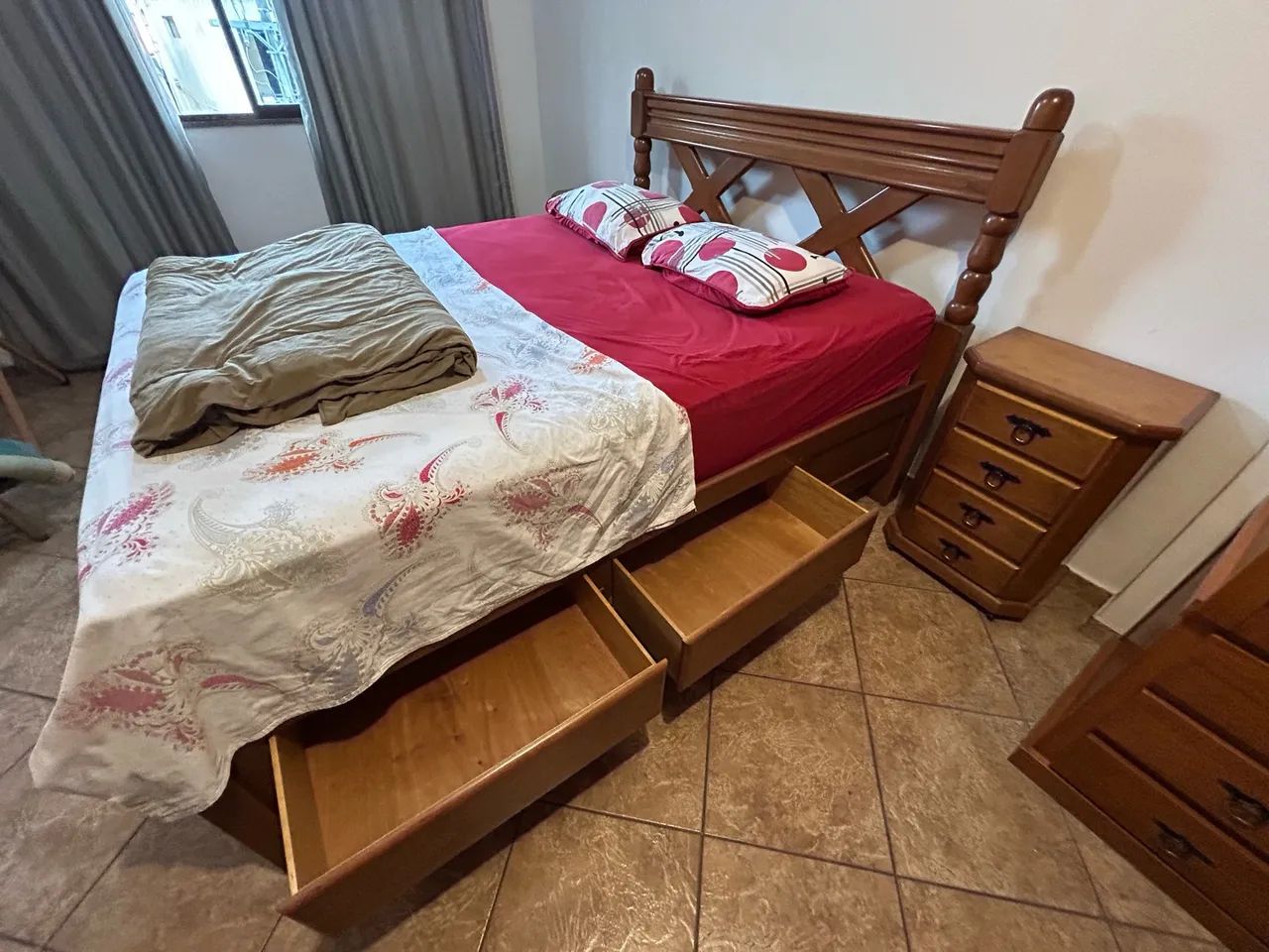 CAMA QUEEM EM MADEIRA COM GAVETÕES  - Foto 4