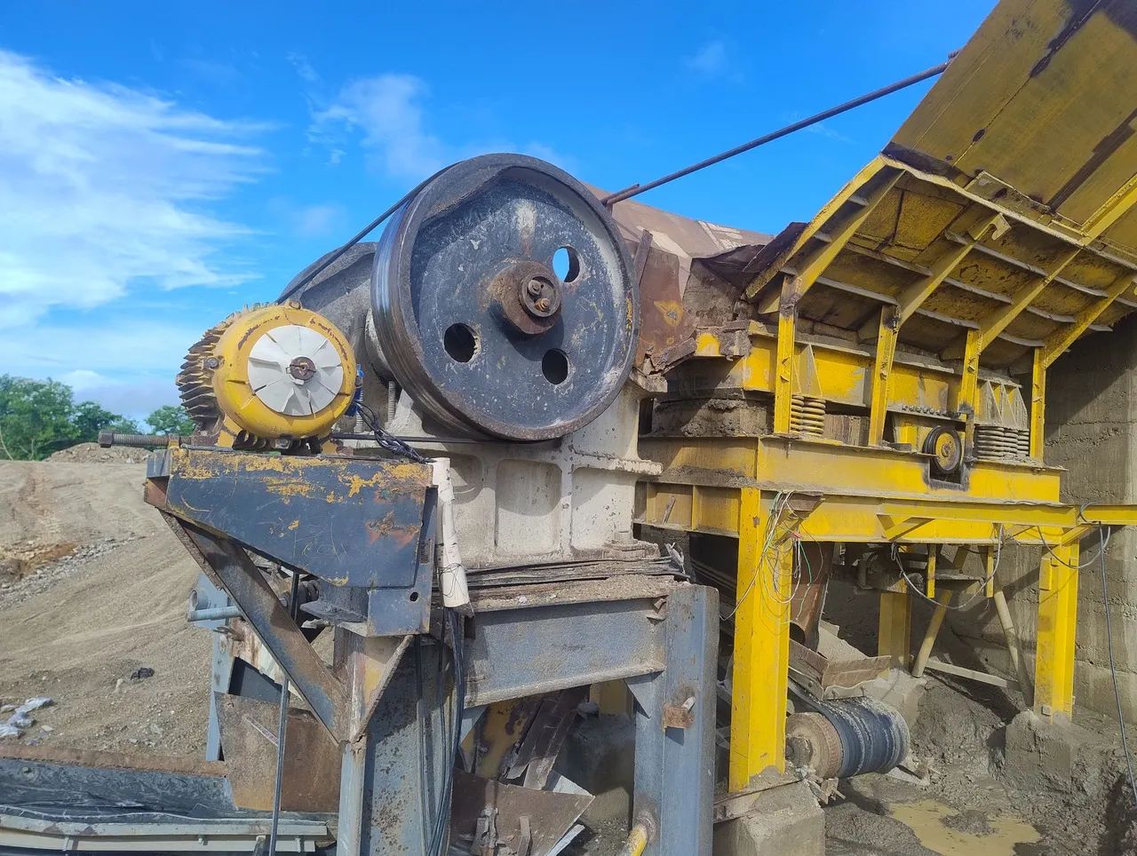 Britador 6240 com peneira, esteiras e alimentadores. 