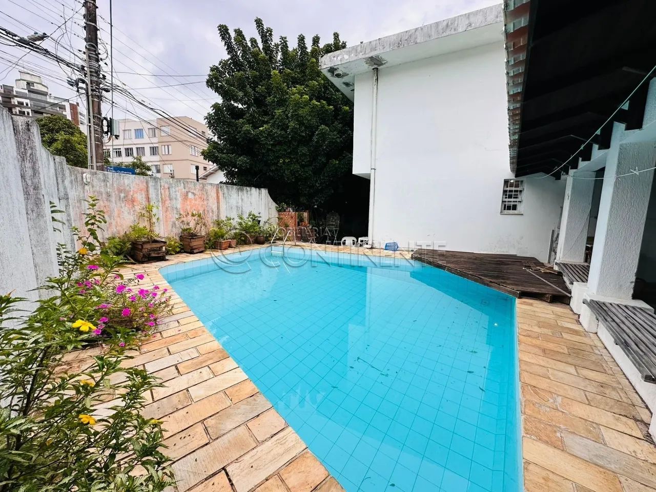 CASA À VENDA 382m² COM 3 DORMITÓRIOS SENDO 3 SUÍTES E PISCINA - EM COQUEIROS, FLORIANÓPOLI