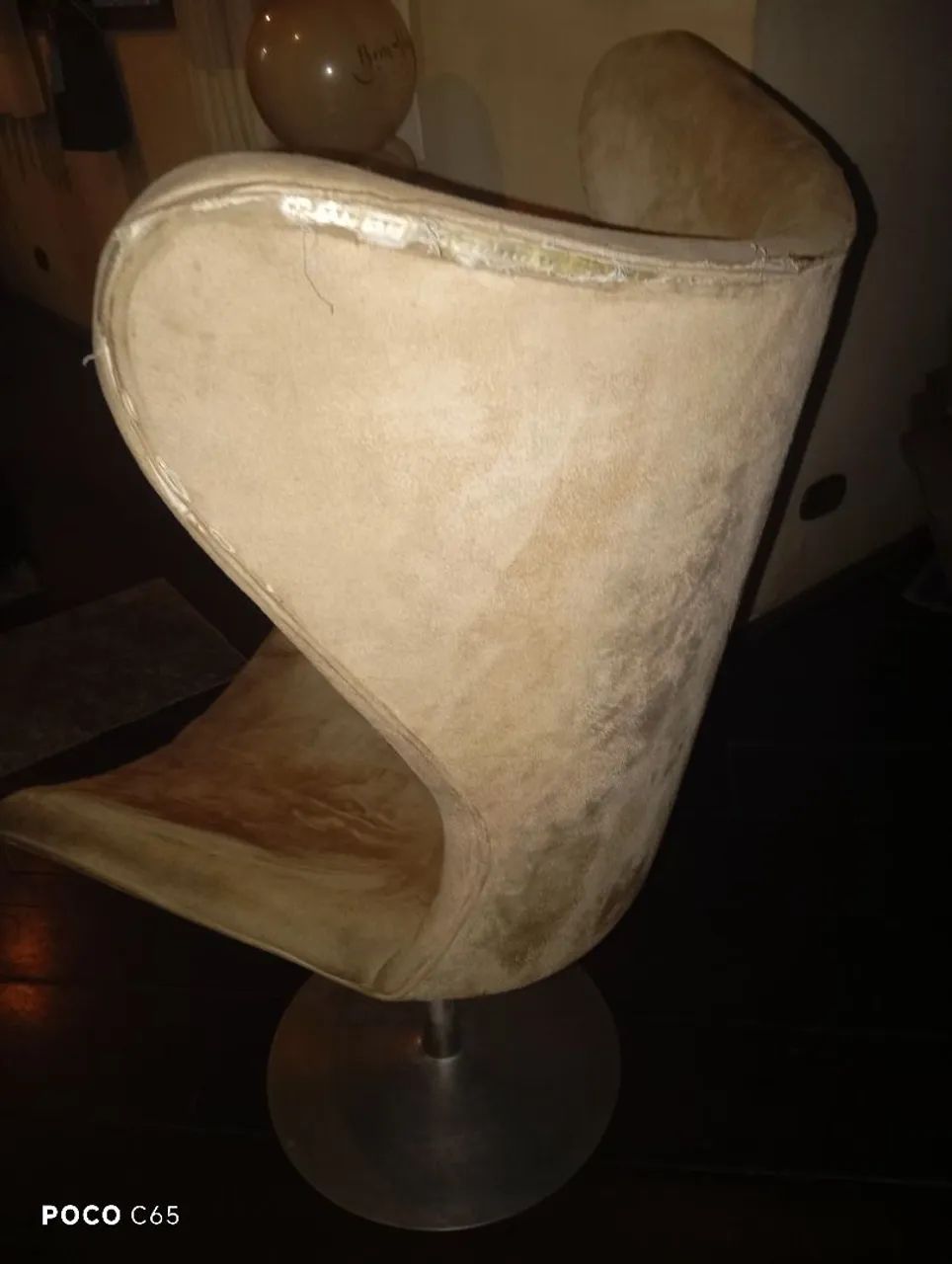 Poltrona giratória modelo egg em Suede bege com base disco de inox - Foto 5