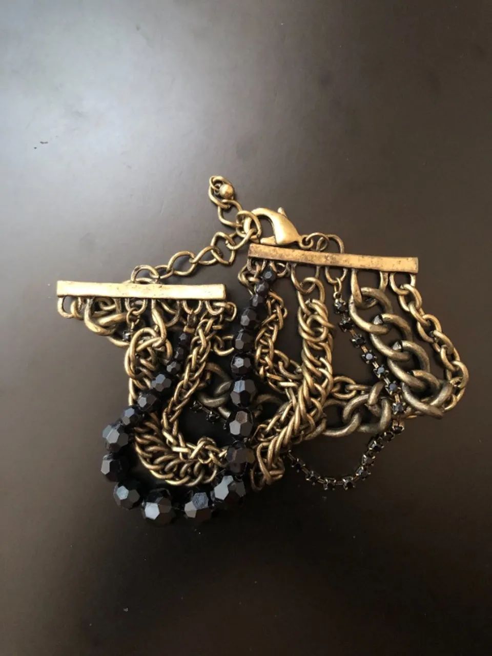 Pulseira multifios dourado envelhecido com cristais pretos
