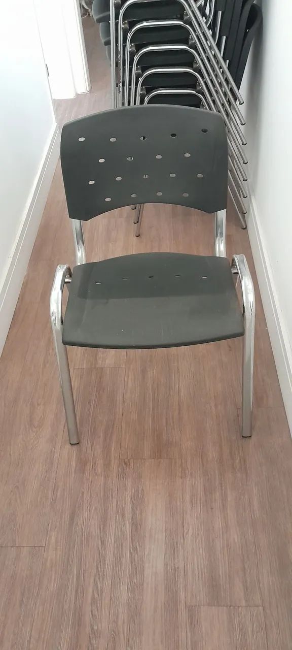 Cadeira fixa base metal e assento/encosto plastico preto ...robusta e larga