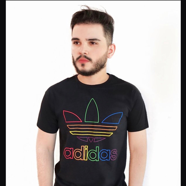 camisa adidas colorida