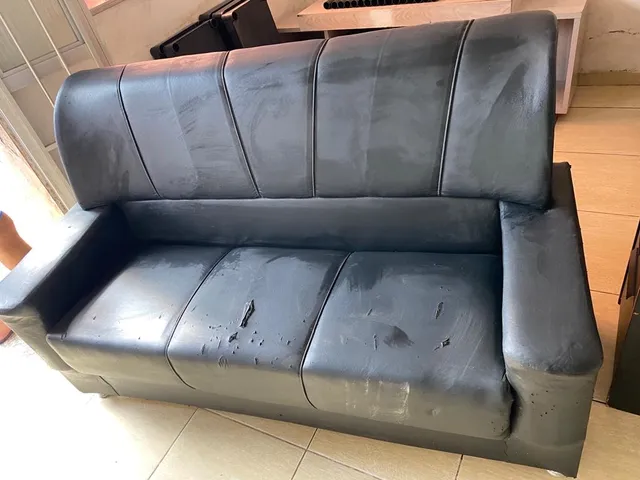 Sofá de courino preto 3 lugares PARA VENDER LOGO