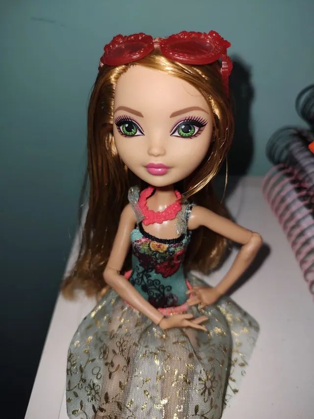 Boneca ever after high usada Ashilyn Ella com acessórios de acordo