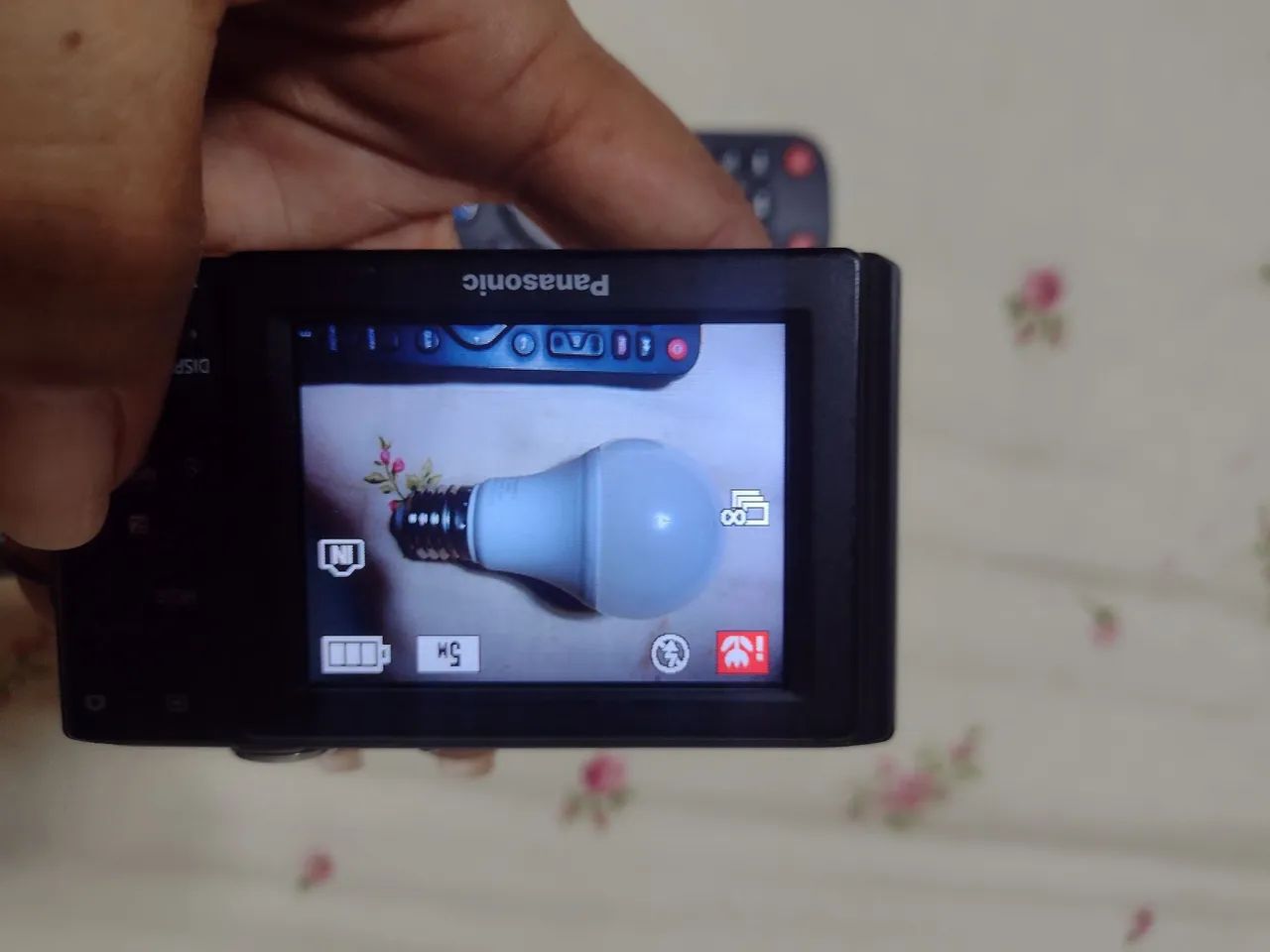 Câmera Digital Panasonic Lumix com 10 Megapixels e Zoom Ótico 4x