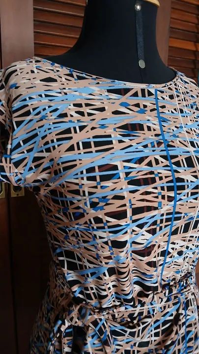 Vestido estampado azul e bege - Foto 2