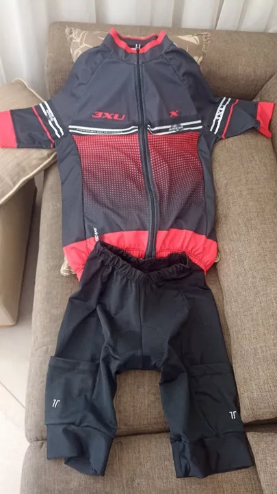 Camisa e short ciclismo.