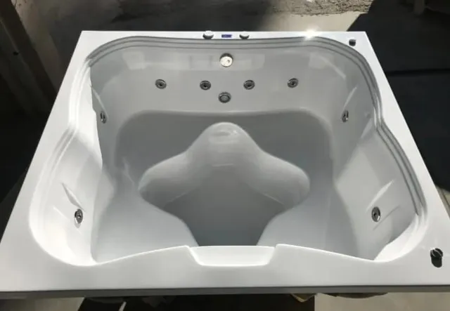 BANHEIRA DE HIDROMASSAGEM MODELO DE 4 LUGARES COM AQUECEDOR ELÉTRICO