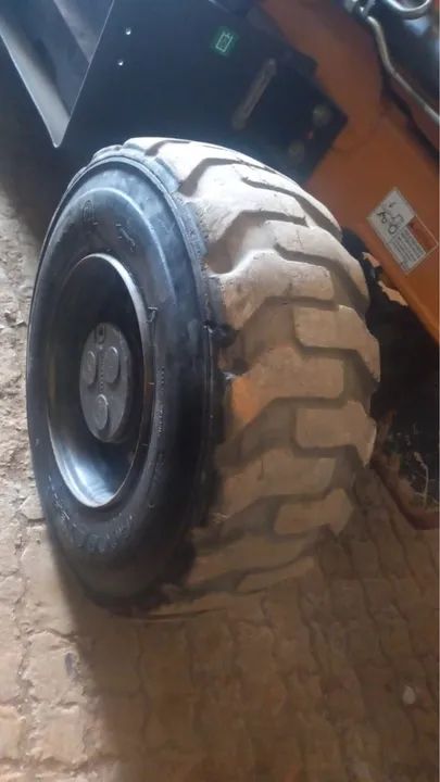 Pneu dianteiro retroescavadeira  - Foto 2