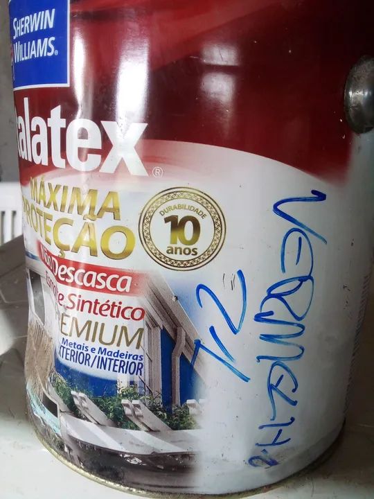 Vendo esse galão de tinta esmalte sintético para madeira e metal 