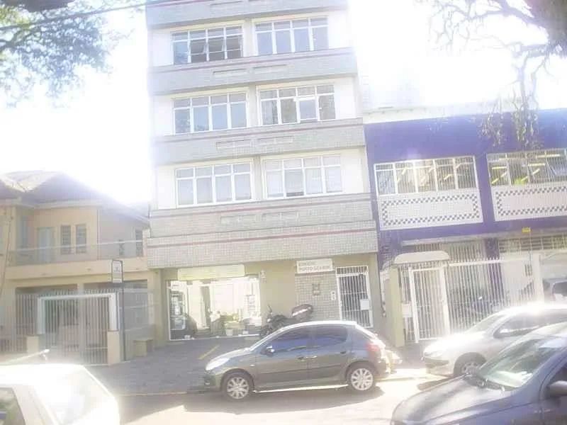 Sala comercial bem iluminada, com banheiro privativo, aprox.30m². No 5º andar, frente, ens