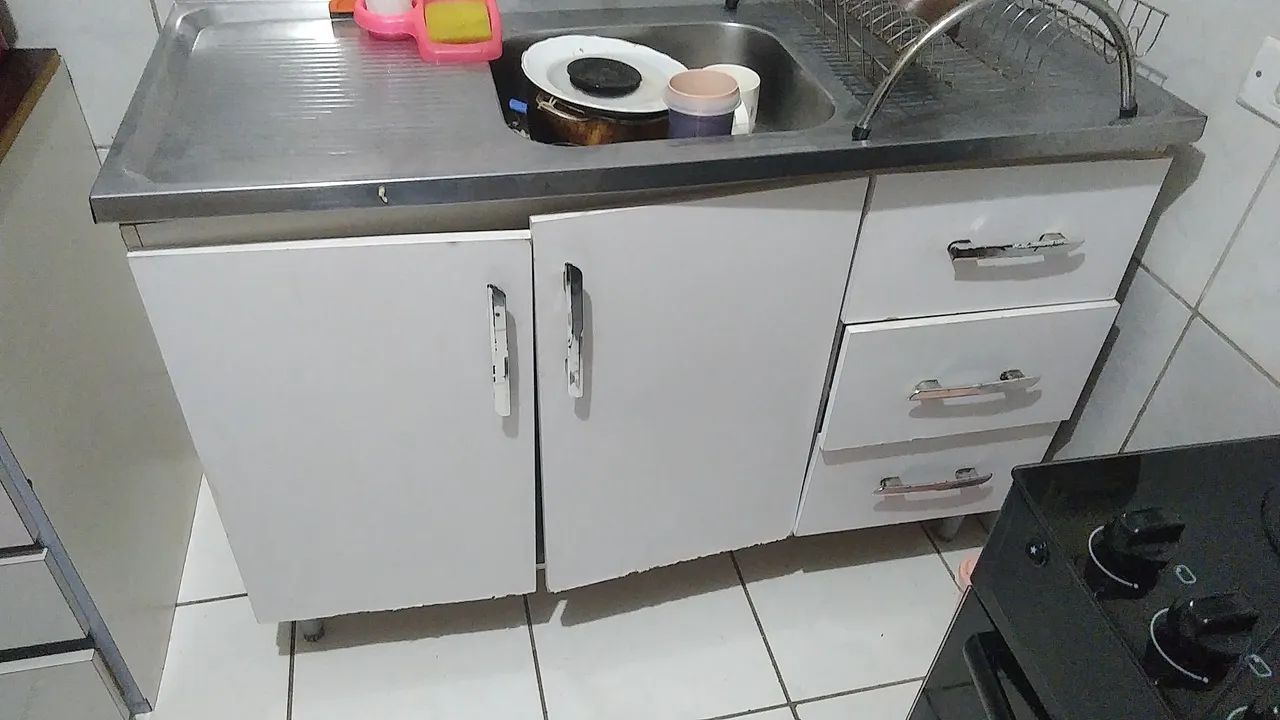 Pia de cozinha com armário em MDF branco e tampo em inox .