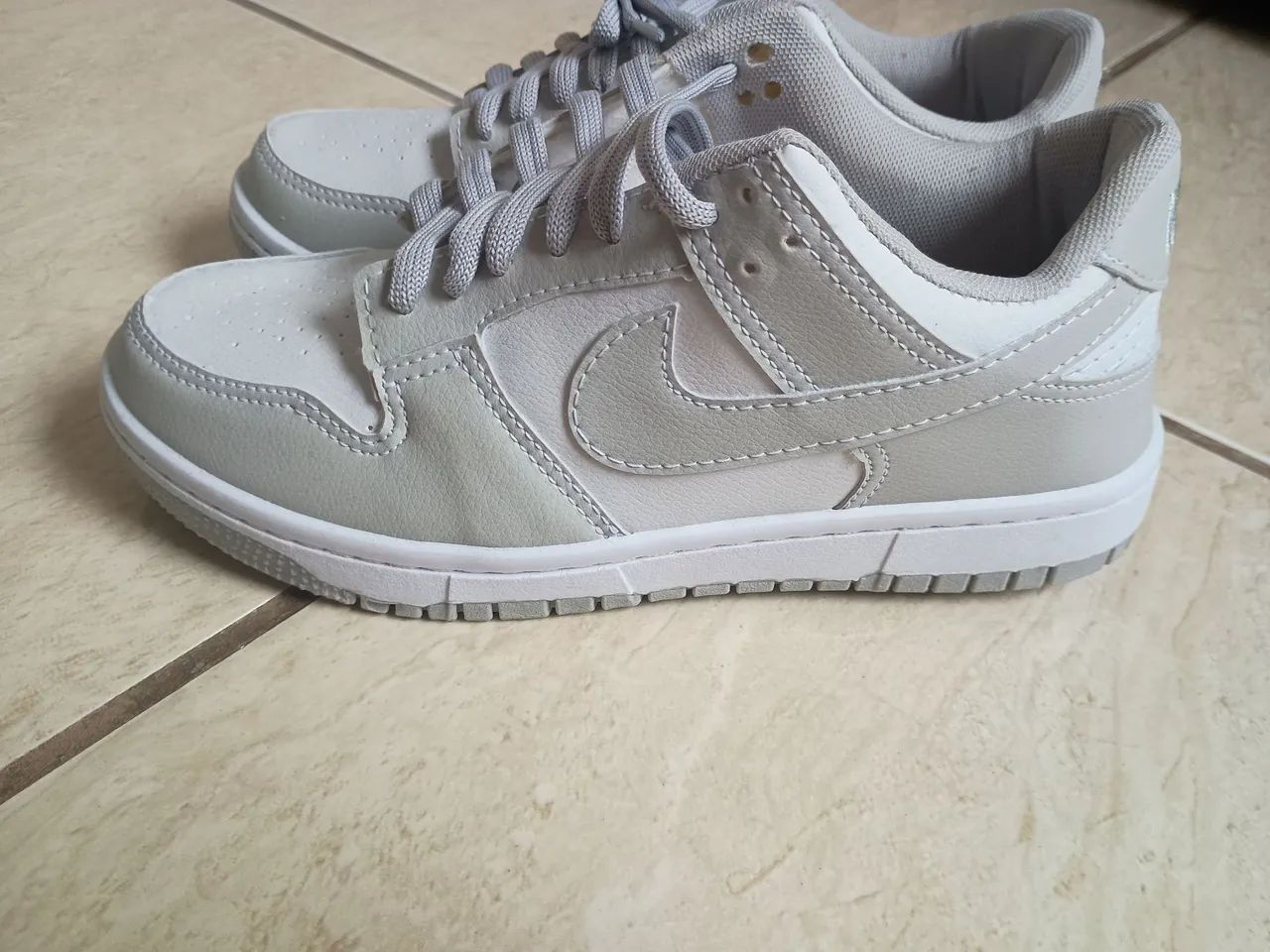  Vendo Tênis Nike Dunk Low cinza e branco 