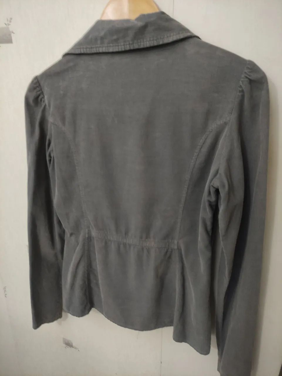 Blazer cinza com bolsos detalhados - Foto 4