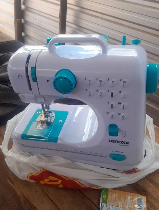 Máquina de costura elétrica muito bem conservada funciona perfeitamente