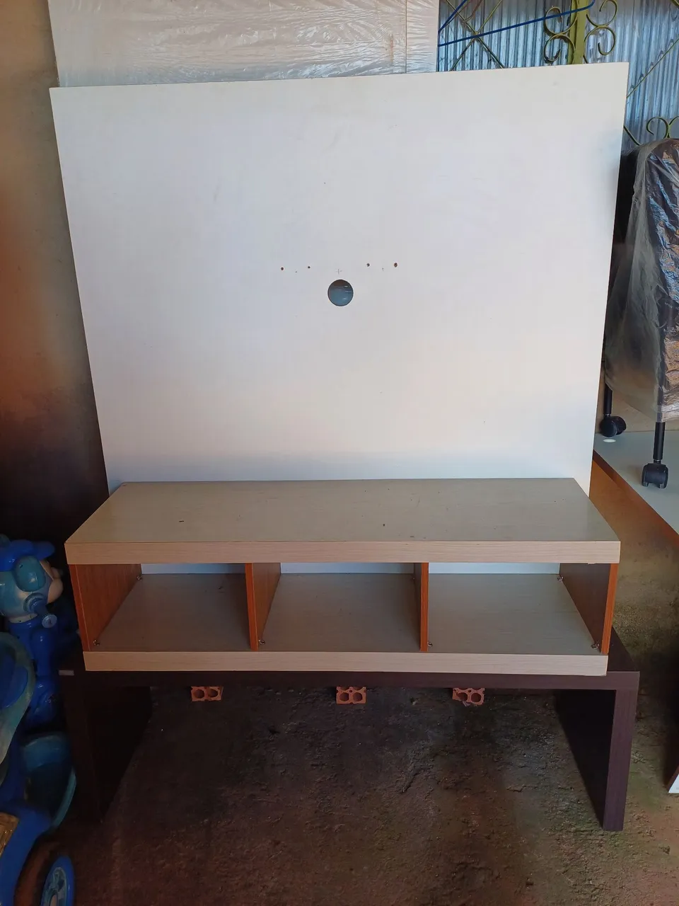 Painel de TV com rack embutido