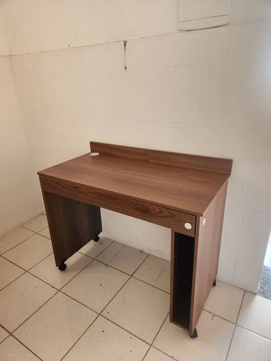 Escrivaninha com gaveta pouco usada