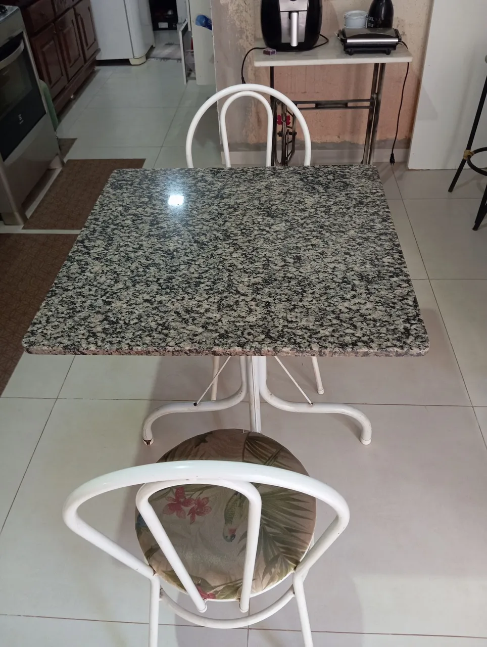 Mesa de cozinha com tampo de granito
