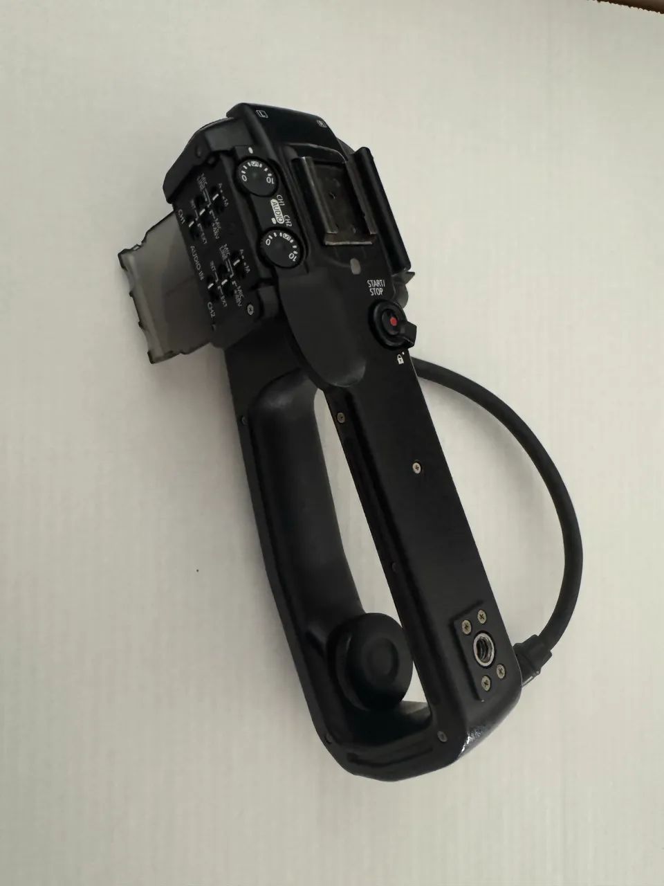 Câmera Canon C100 Mark 1 + Lente Sigma 50mm + 2 Baterias + Carregador + Mochila - Foto 2