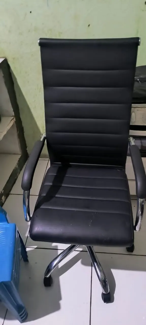 Cadeira de Escritório Giratória com Rodas