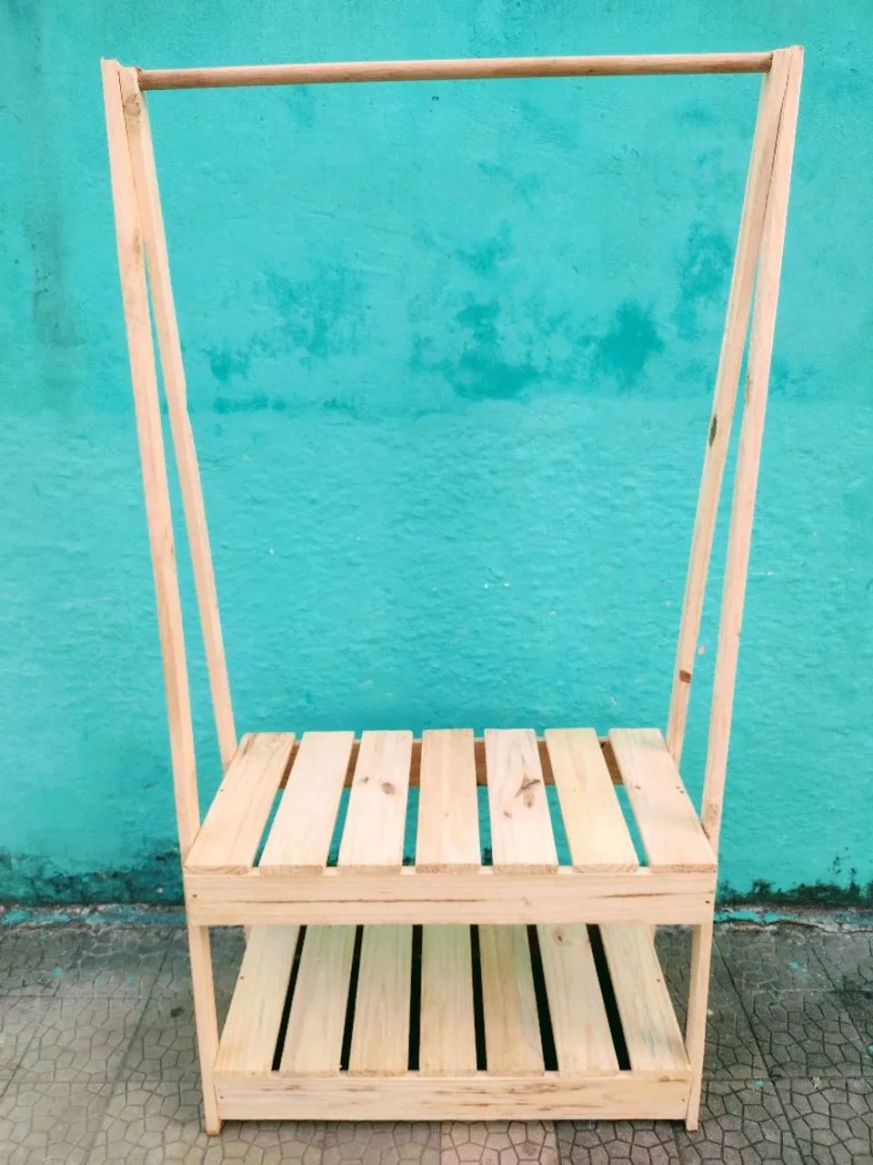 Arara de Roupa de Madeira com Prateleiras