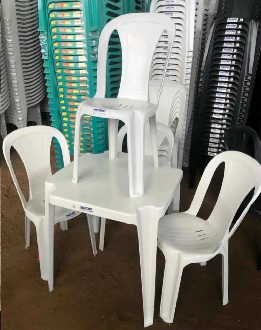 Cadeiras de Plástico  e  mesas produto novos. - Foto 2