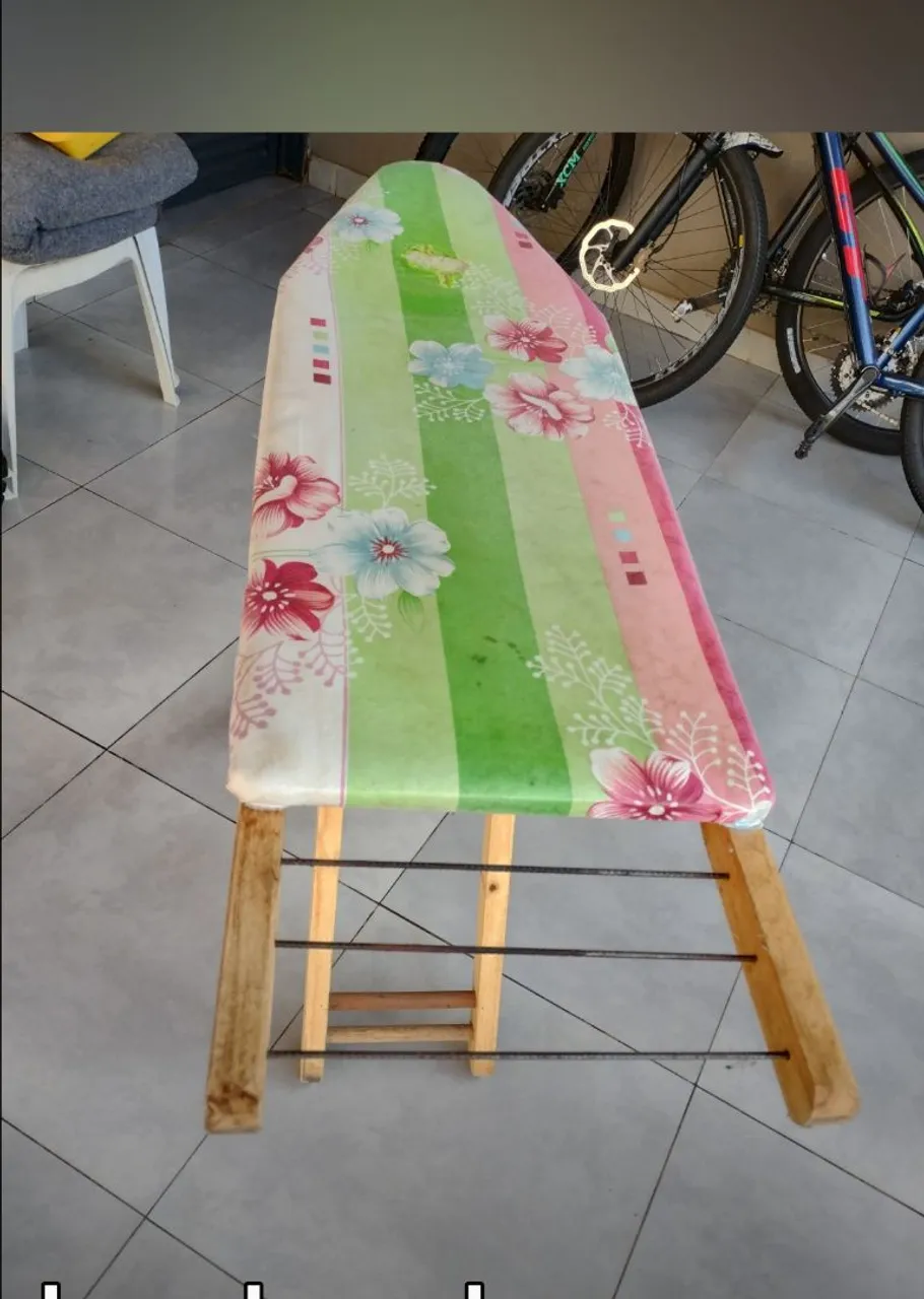 Tábua de passar roupa com estampa floral