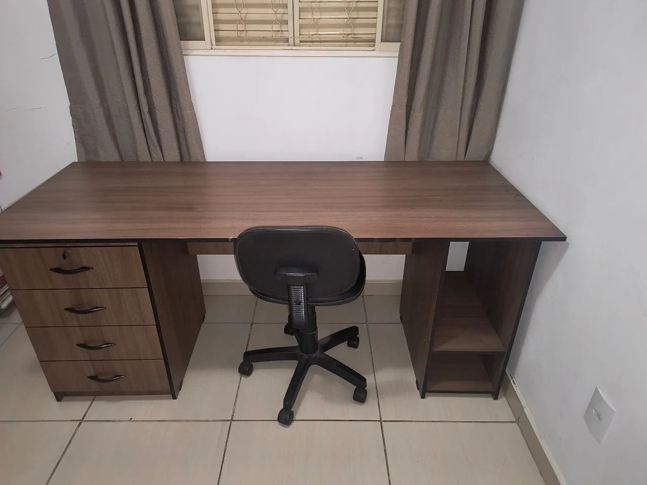 Jogo com Mesa, cadeira a Armário 