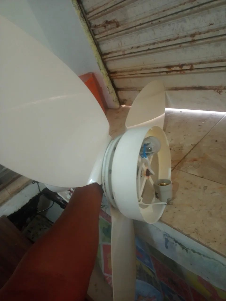 Dois ventiladores de teto funcionando normalmente