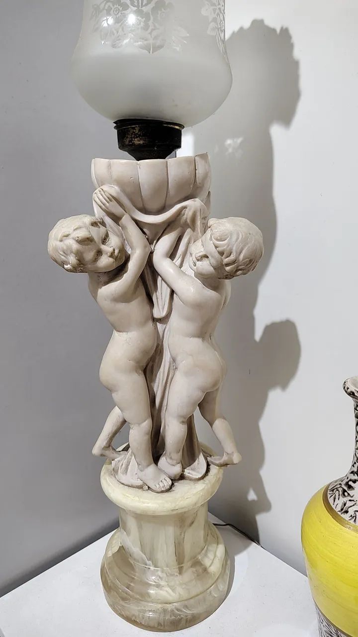 Luminária de Mesa com Escultura de Anjos - Foto 2